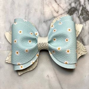 Daisy Days Oakley Bow